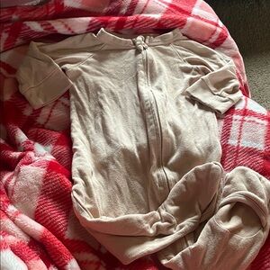 B58 Goumi Baby 6 months Beige Baby Onesie with Footies— PILLING